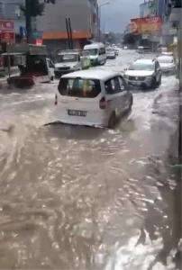 Adana’da Kısa Süreli Sağanak, Cadde ve Sokaklar Göle Döndü
