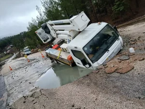 Adana’da Su Borusu Patladı, Araç Çukurda Mahsur Kaldı