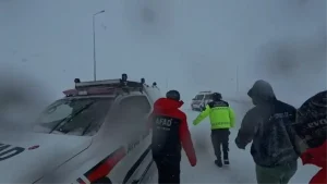 AFAD, Kar Yağışında Mahsur Kalan 12 Kişiyi Kurtardı