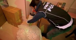 Aile boyu torbacı: Evlerinden 230 bin hap çıkan anne-oğul gözaltına alındı