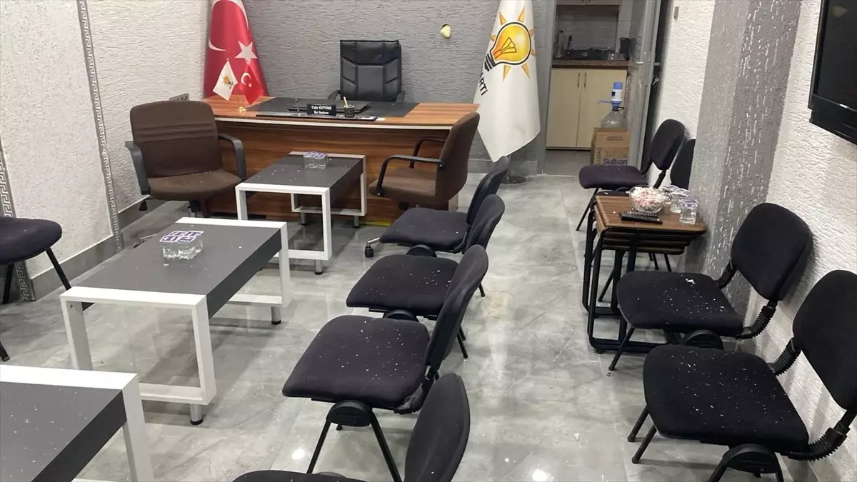 AK Parti Binasına Taşlı Saldırı