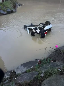 Akçaabat’ta Otomobil Gölüne Devrildi