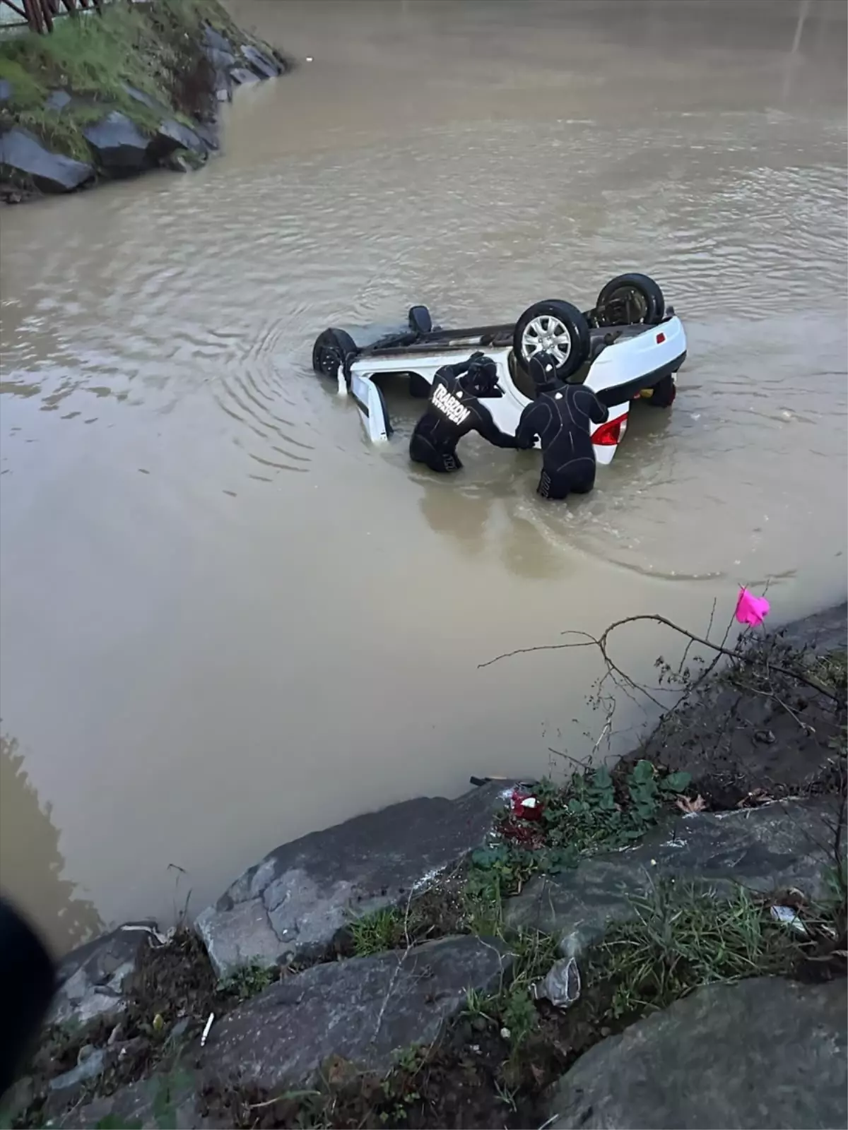 Akçaabat’ta Otomobil Gölüne Devrildi