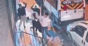 Akıl almaz anlar: Çocuklar satırla saldırdılar!