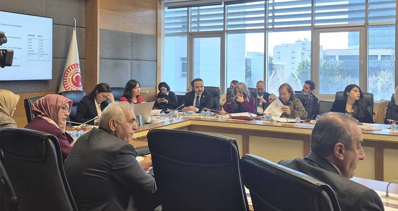 AKP’li vekil ile vakıf yönetimi arasında çocuk tartışması