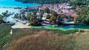 Akyaka’da Fırtına Sonrası Deniz Kahverengiye Döndü