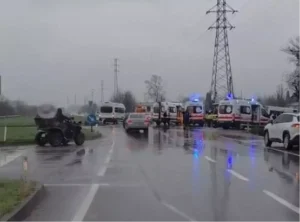 Akyazı’da Ambulans ve Minibüs Çarpıştı