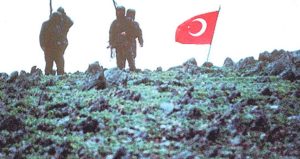 Al bayrağı Kardak’a 12 kahraman dikti