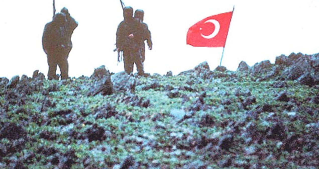 Al bayrağı Kardak’a 12 kahraman dikti