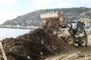 Alanya Plajları Sağanakla Çöp Dolu