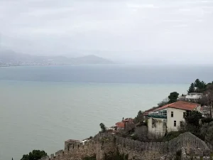 Alanya’da Sağanak Denizi Kahverengiye Dönüştürdü