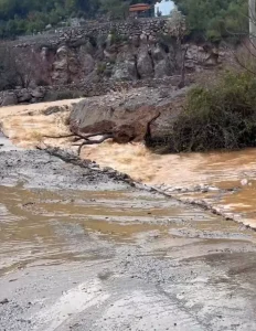 Alanya’da Sağanak Sonrası Yol Hasarları