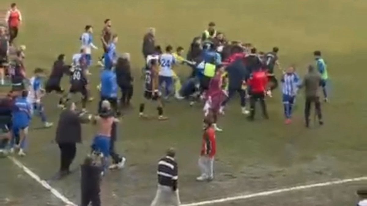 Amasya’da amatör lig maçında saha karıştı: Tekme ve yumruklar havada uçtu