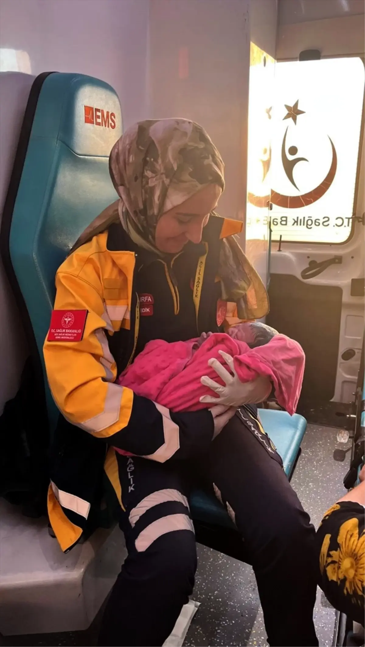 Ambulans Doğum: Hamile Kadın Sağlık Ekipleri ile Bebeğini Kucağına Aldı