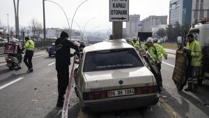 Ankara’da direğe çarpan otomobil hurdalık oldu: Sürücü hayatta kalmayı başardı