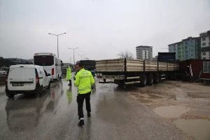 Antakya’da Tır ve Otobüs Çarpıştı: 4 Yaralı