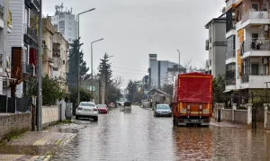 Antalya’da Şiddetli Yağışlar Su Baskınlarına Yol Açtı