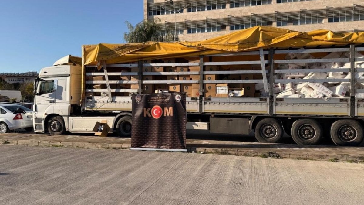 Antalya’da tırdan 7,4 milyon kaçak makaron çıktı