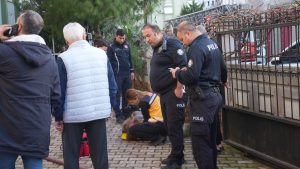 Antalya’da uyuduğu sırada yangın çıktı: Zile basan komşulara uyandı