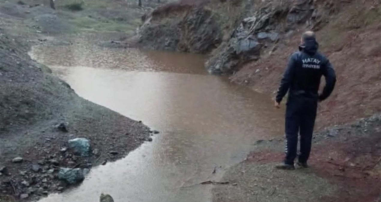 Arkadaşıyla oyun oynarken su dolu çukura düşüp öldü