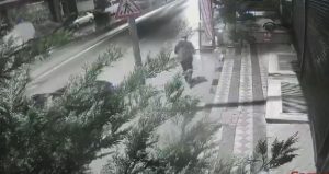 Arnavutköy’de dehşet: Eşini çocuklarının gözü önünde bıçaklayarak öldürdü