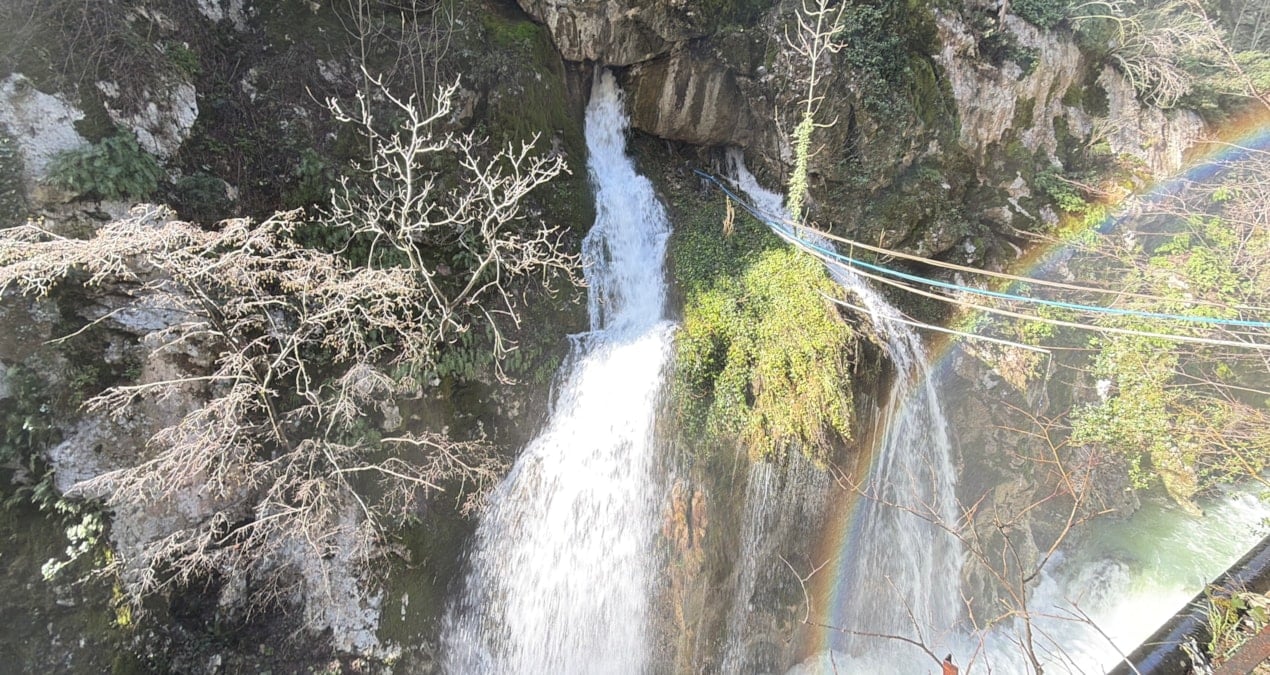 Aşk acısını dindiren şelalede sürpriz olay! Yenisi adeta fışkırdı