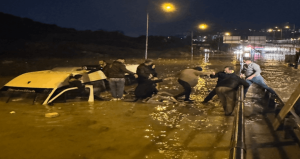 Aydın’da felaket: İçinde 20 kişi olan minibüs suya gömüldü