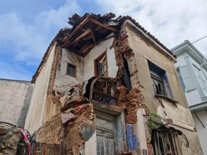 Ayvalık’ta Sağanak Yağış Su Baskınlarına Neden Oldu