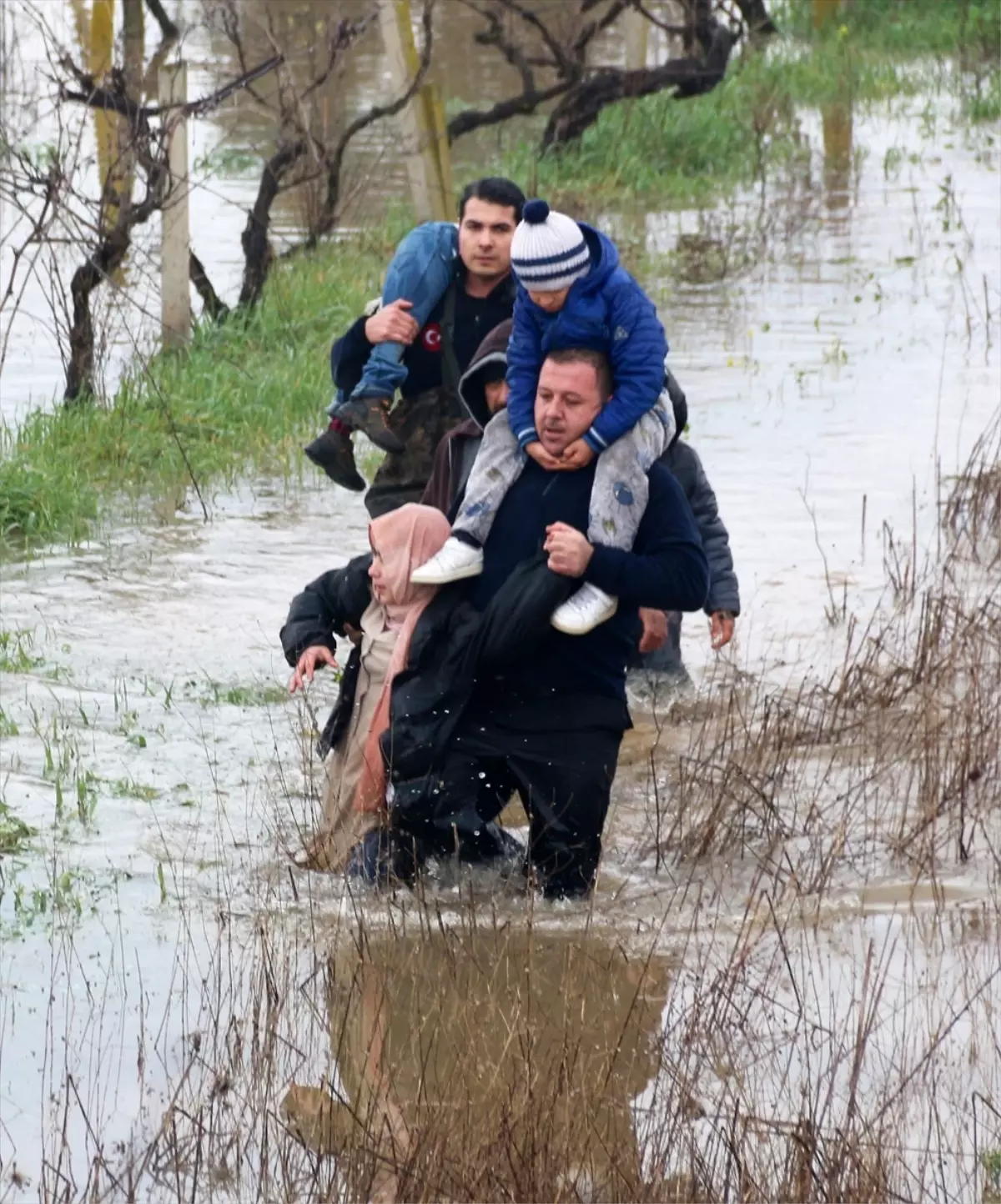 Baba ve 4 Çocuğu Nehirde Mahsur Kaldı
