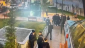 Bağcılar’da Kavgayı Ayırmaya Çalışan Genç Bıçaklandı