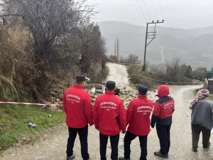 Bahçe Duvarı Kamyonetin Üzerine Çöktü, Sürücü Hayatını Kaybetti