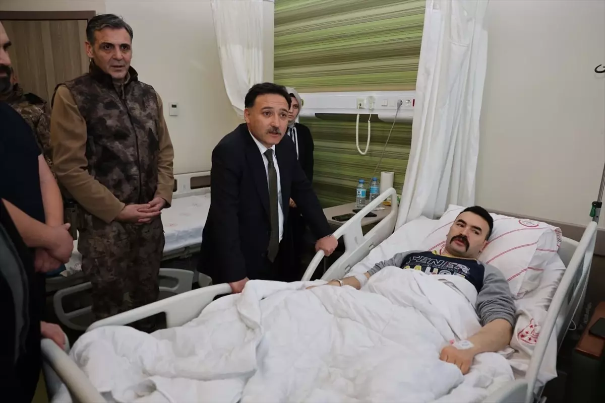 Bakan Çiftçi’den Yaralı Polise Moral Ziyareti