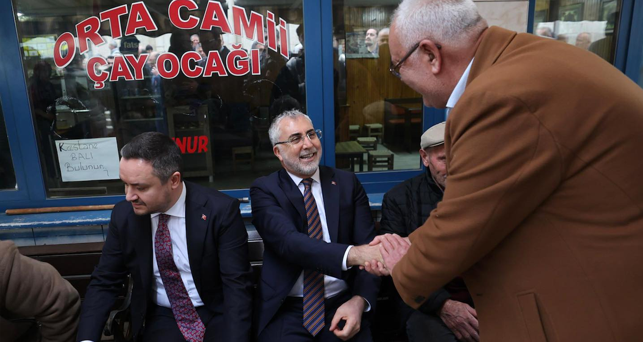 Bakan Işıkhan emekliye yarım simit ikram etti