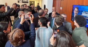 Bakan Kurum’un korumasından gazeteciye darp girişimi! Gazeteciler salonu terk etti