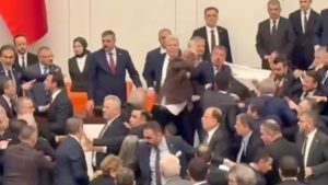 Bakanların yemin töreni öncesi Meclis’te yumruklu kavga çıktı