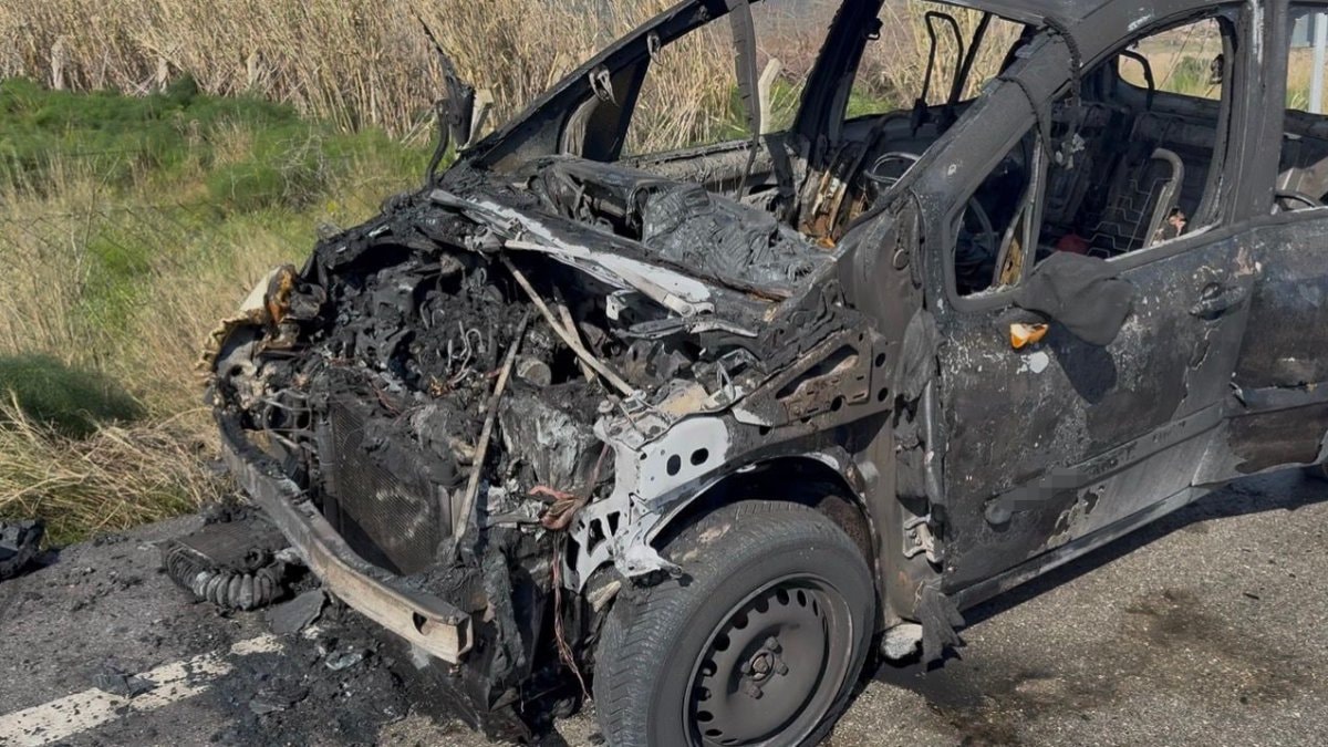 Balıkesir’de alev alan aracın sürücüsü son anda kurtuldu