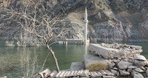 Baraj suları çekilince köy ortaya çıktı