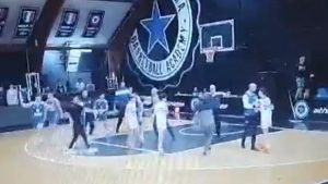 Basketbol maçında veliden, oyuncuya saldırı!