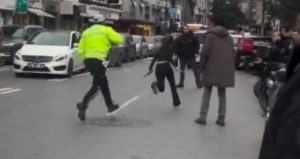 Bebek’te ilginç dakikalar! Trafiği kapattı, rujunu sürüp dans etti, yakalanınca gerçek ortaya çıktı