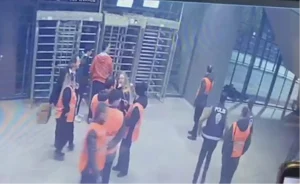 Beşiktaş Maçında Taraftar Düşerek Hayatını Kaybetti