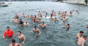 Beşiktaş’ta kansere dikkat için 100 kişiyle denize girdiler