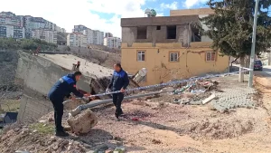 Besni’de Aşırı Yağışla Ev Çöktü