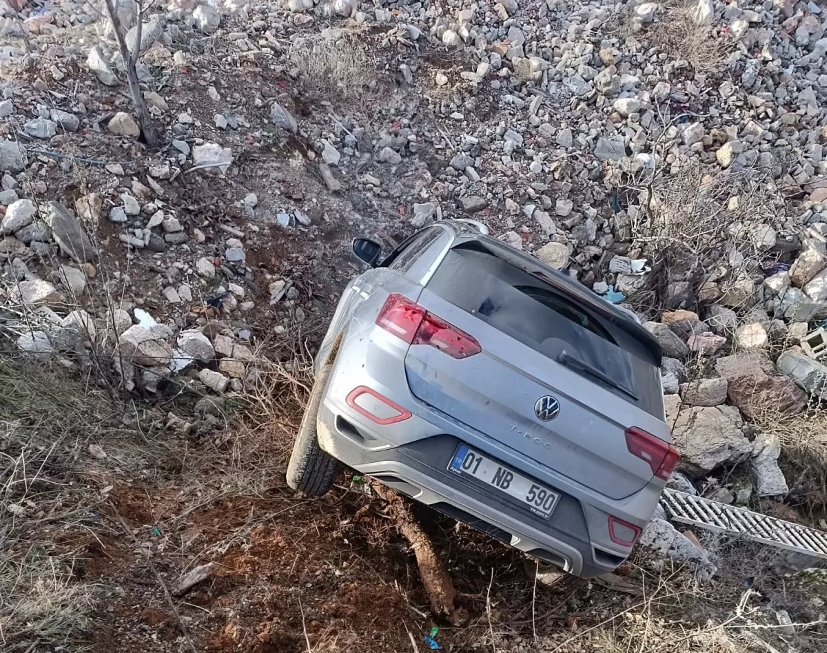 Besni’de Şarampole Devrilen Araçta 4 Yaralı