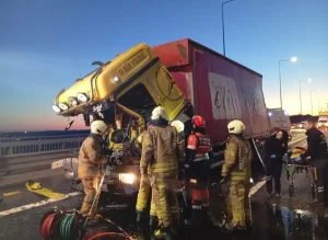 Beykoz’da Kamyon TIR’a Çarptı