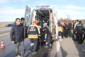 Beyşehir’de Yüksek Gerilim Direğine Çarpan Otomobilde 3 Yaralı