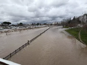 Biga’da Kocabaş Çayı Taşınca Araçlar Tahliye Edildi
