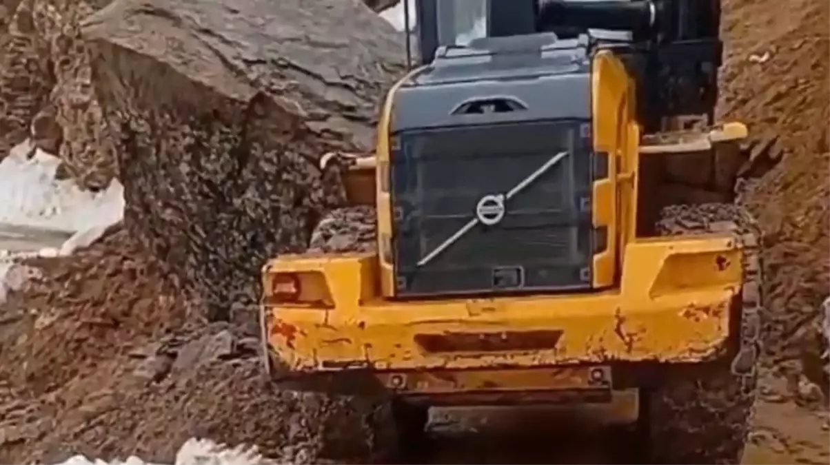 Bitlis’te Heyelanlar Yolları Kapatladı