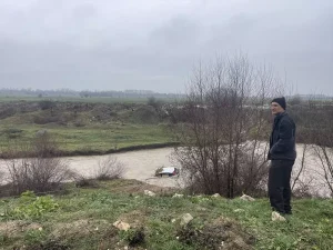 Bolu’da Otomobil Çaya Düştü
