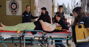 Boşanma aşamasındaki kocası kapıyı kırınca balkondan atladı