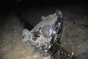 Boyabat’ta Otomobil Su Kanalına Devrildi: 2 Yaralı